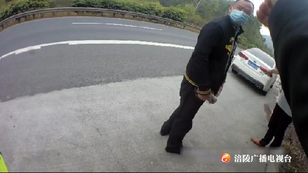 男子高速路上癫痫发作，执法人员开道送医