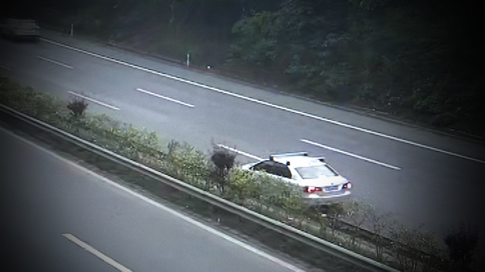 高速公路上突遇故障，男子超车道停车受处罚