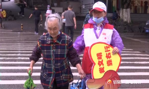 助力文明城区创建 交通劝导志愿服务队在行动
