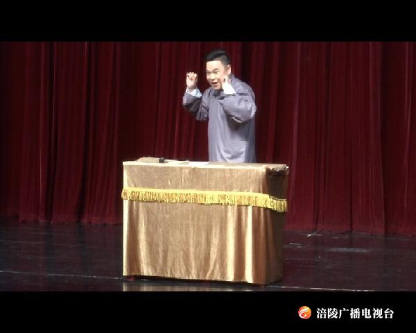 当天,袁国虎还带来了《玉狮带》等精彩评书,现场观众笑声与欢呼此起彼