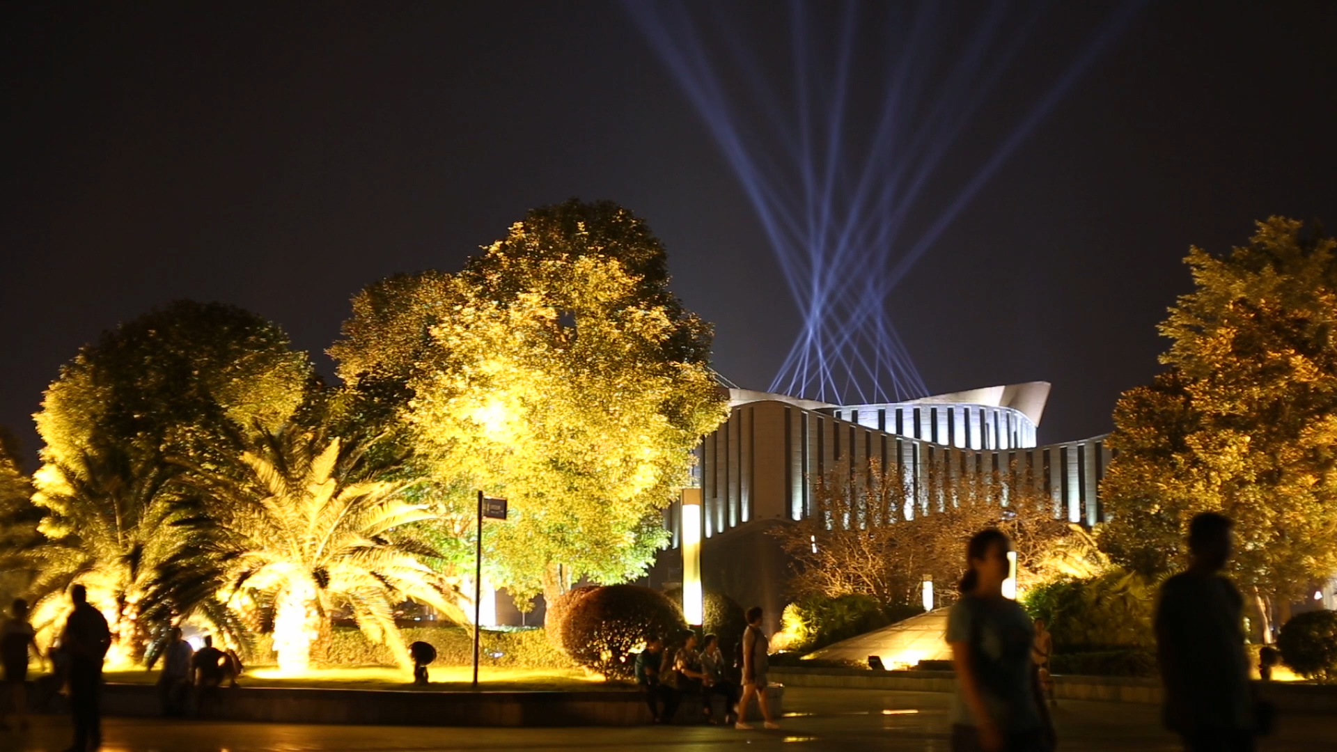 锦绣广场,是涪陵人晚饭后最爱的休闲之处,凭栏远眺,蜿蜒的江岸线被