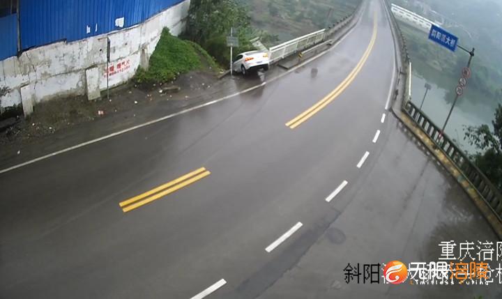 新手开车操作不当   轿车失控冲下桥