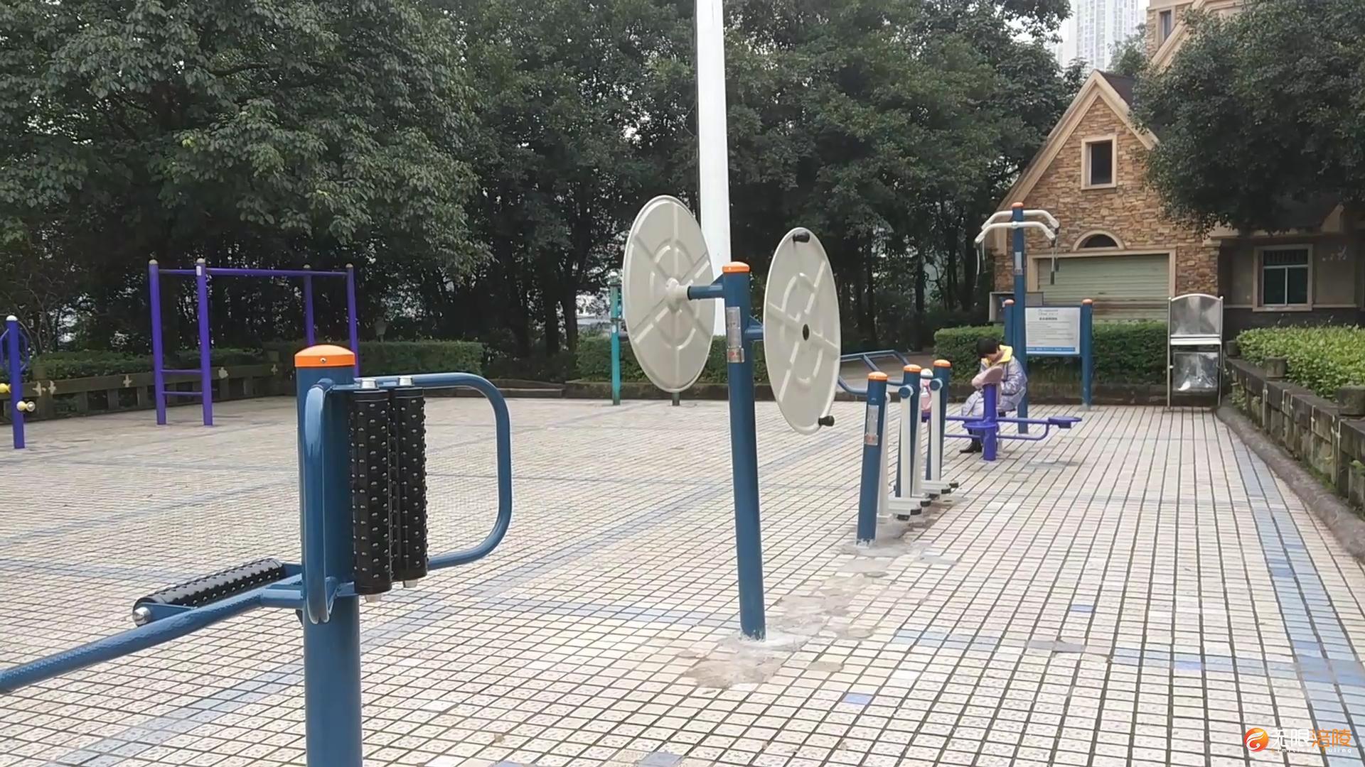 涪陵堡子城公园广场健身器材更新投用