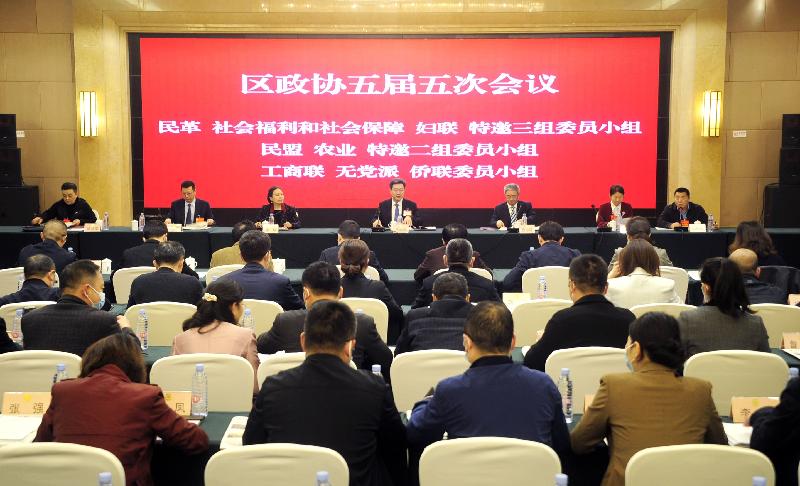 王志杰参加区政协五届五次会议第三联组讨论