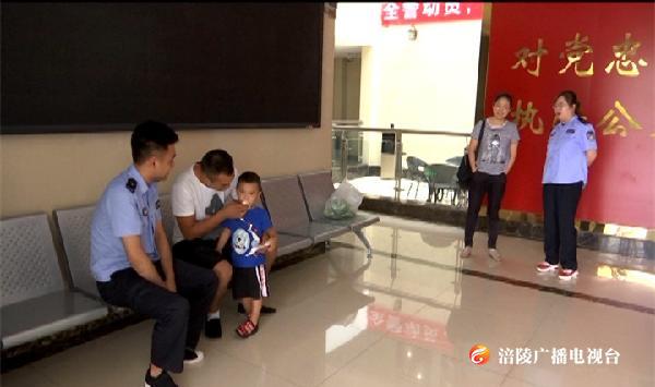 这一届小孩不好带！两岁男孩街头迷路，原因是...