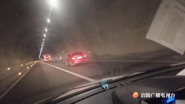 司机左脚伸出车窗外 连标题都有“味道”了！