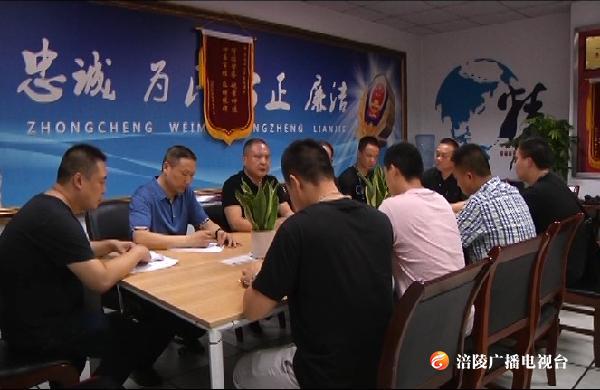 警官：这些年过的怎么样？嫌犯：不好，跟老鼠一样见不得光！