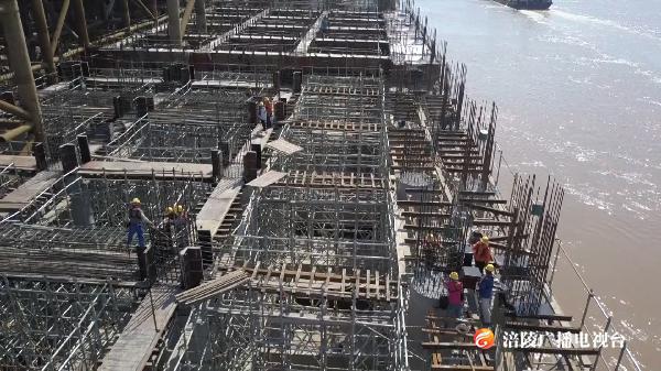【关注重点工程】龙头港5、6号泊位首层框架梁浇筑完成