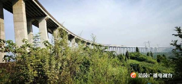 南两高速公路增福特大桥成功合龙！