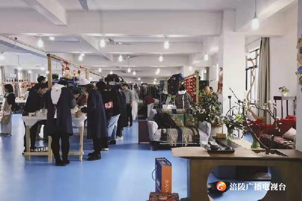 【涪陵区网络媒体进民企】涪陵这个人的手推绣技艺在《皓镧传》大火！