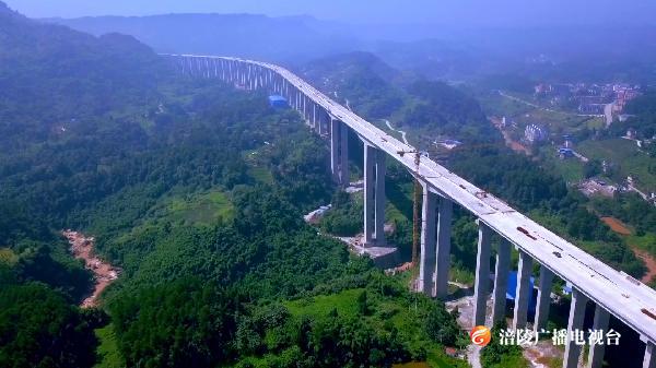 南两高速增福特大桥顺利合龙