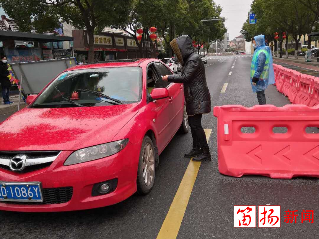 书记雨天卡口驻守