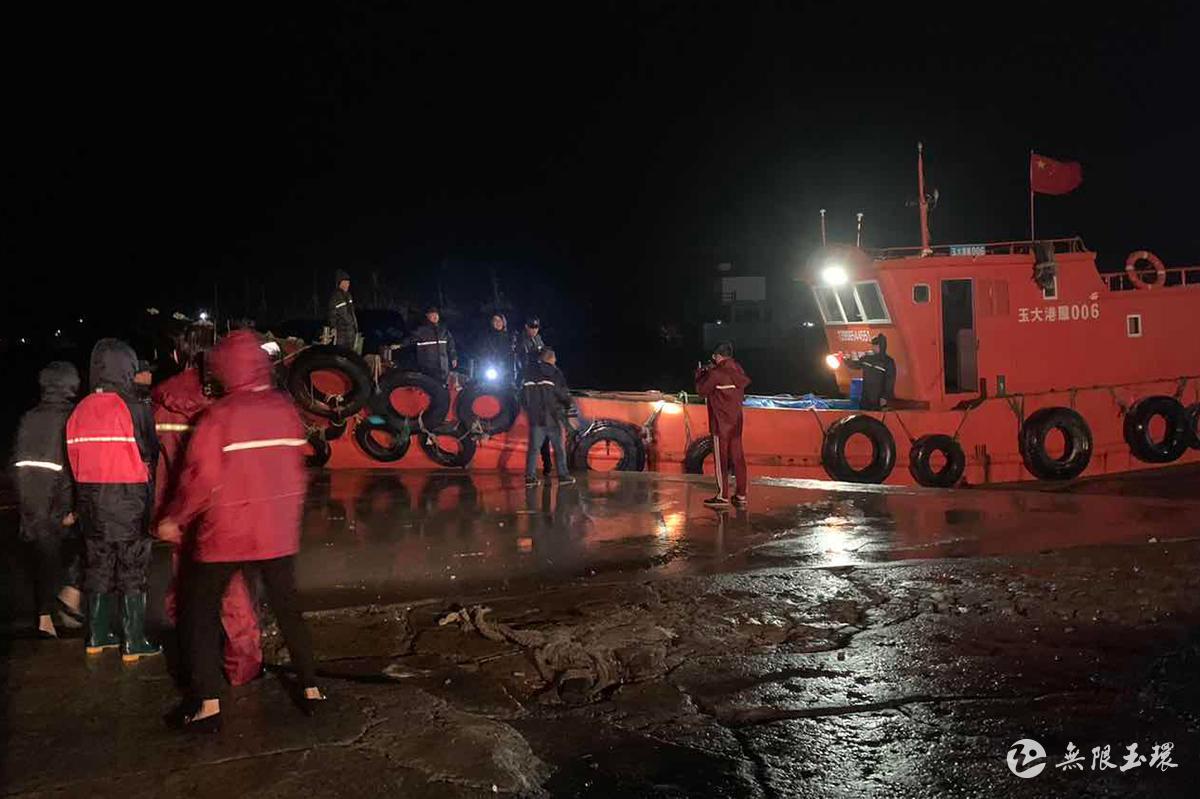 台风天深夜营救被困渔民 吕琼雅