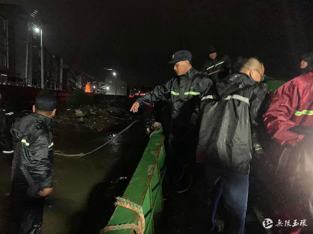 台风天深夜营救被困渔民 吕琼雅