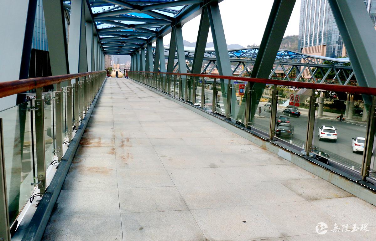 德州职业技术学院过街天桥项目已完成所有钢柱安装及桥面板吊装_德州新闻网