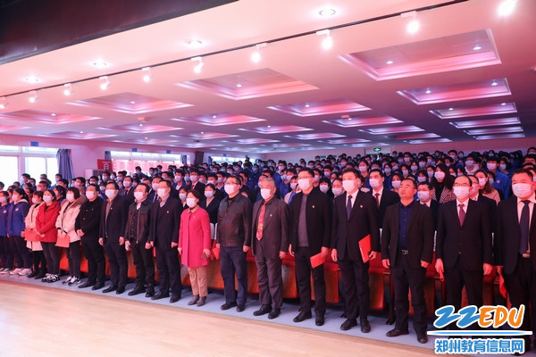 全体师生齐唱国歌，开启十八岁成人仪式
