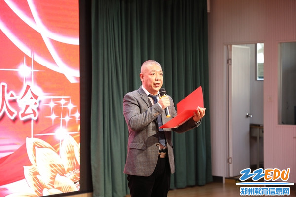 教师代表赵英波勉励学生