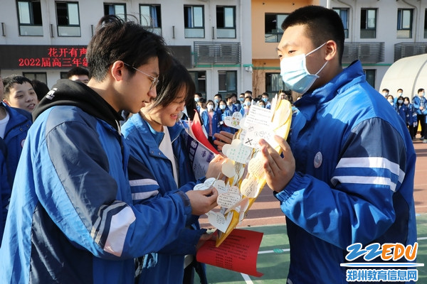 学生们写下自己的十八岁心愿