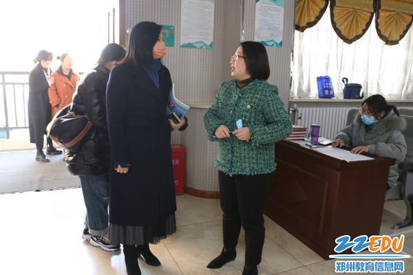 34中王远荣副校长与金水区教研员万祎老师交流