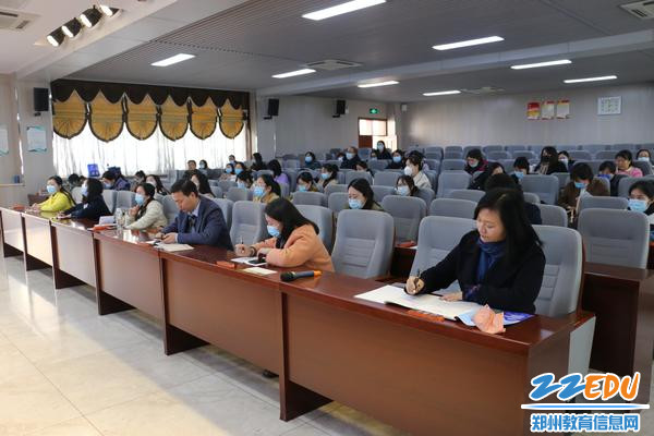 与会老师认真聆听