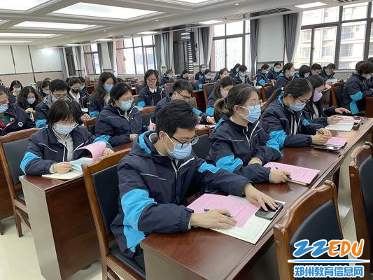 老师们认真填写考核测评表