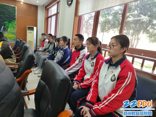 4学生代表介绍在校学习生活情况
