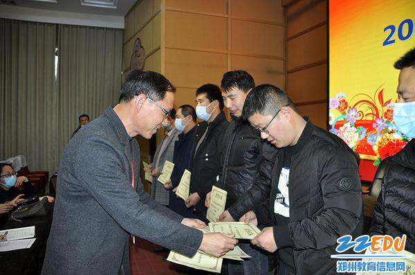 党委书记何勇为教师颁奖