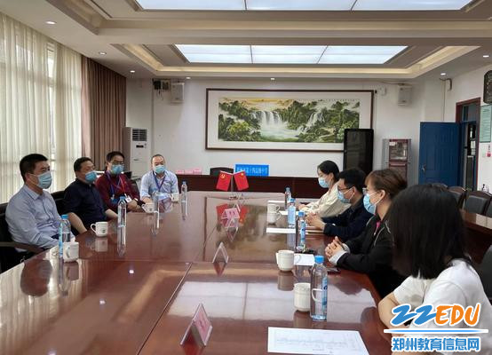 与青年教师亲切座谈