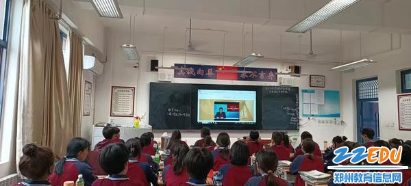 高一学生收看生涯大赛启动仪式在线直播