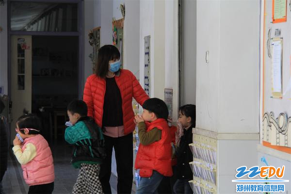 2行政后勤人员在楼梯口协助幼儿疏散