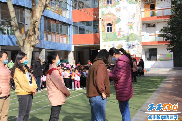 3  教师向行政主任陈鹤婷上报幼儿疏散情况