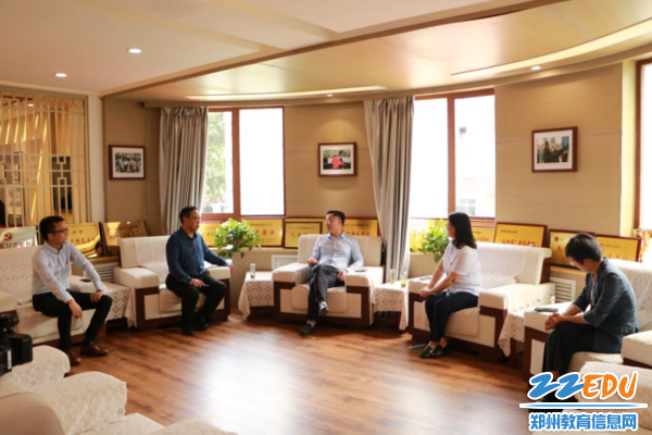 2二七区教育局党组书记、局长南中洋与双方代表交流座谈