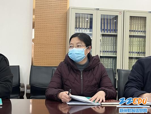 教科室主任李春玲主持会议