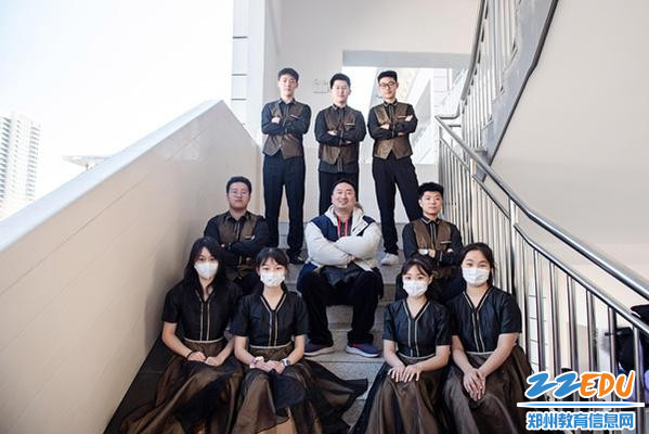6星空艺术团殷长春老师赛中陪伴学生，缓解紧张情绪。_副本