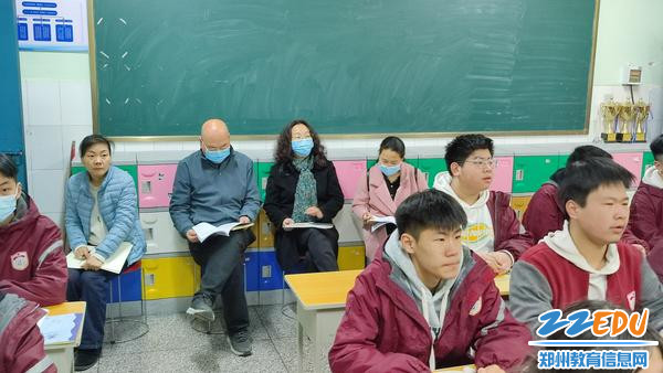教师深入课堂听课