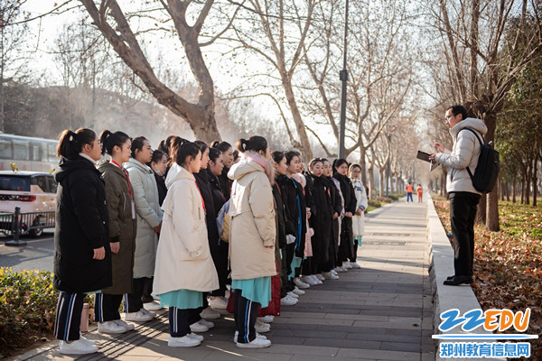1赛前，杨欢老师指导星空合唱团排练。_副本