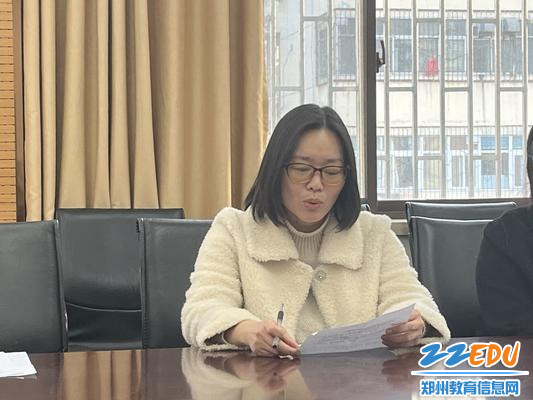 师傅代表杜红丽赞赏了徒弟们的进步表达了对徒弟们的希冀