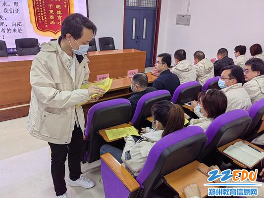 工作人员发放测评表