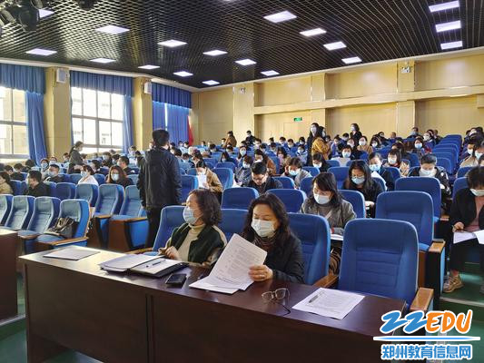 4全体教职工填写民主测评表