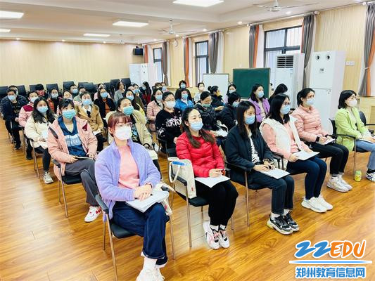 3老师们认真聆听并记录