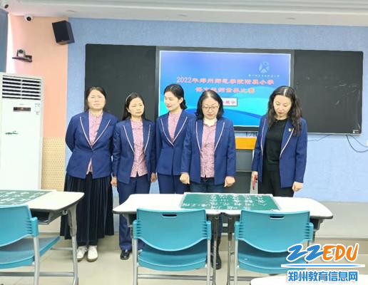 7参赛老师进行粉笔字展示，评委及老师们观看