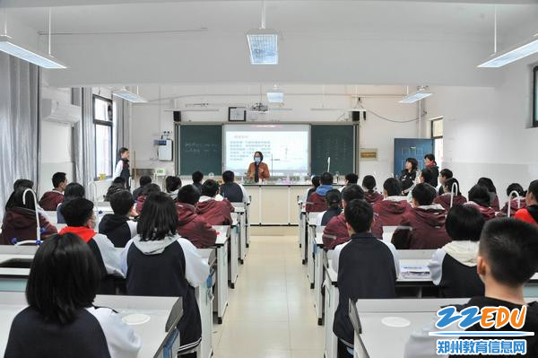 陈亚珂老师正在讲授通用技术课
