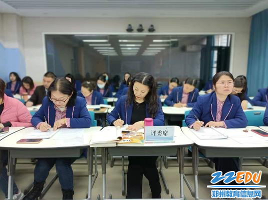 11评委及观赛老师们认真观看与记录