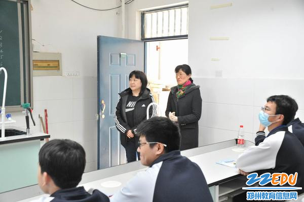学校校长董慧蕴观摩走班上课