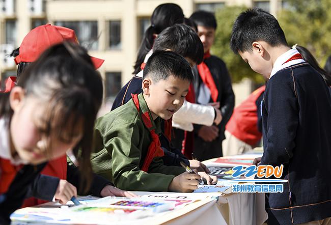 手绘“雷锋精神”长卷