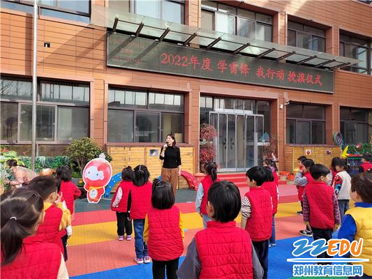 2.1.郑州市教工幼儿园保教主任王向青组织“学雷锋，我行动”活动