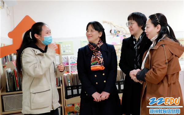 5.一线教师为专家组讲解环境中蕴含的教育故事