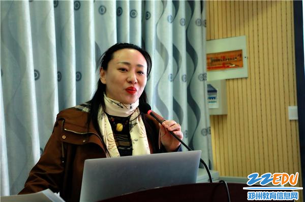 4.中原名师培育对象门少娟老师以《做立德树人的智慧幼师》为题做名师工作室工作汇报