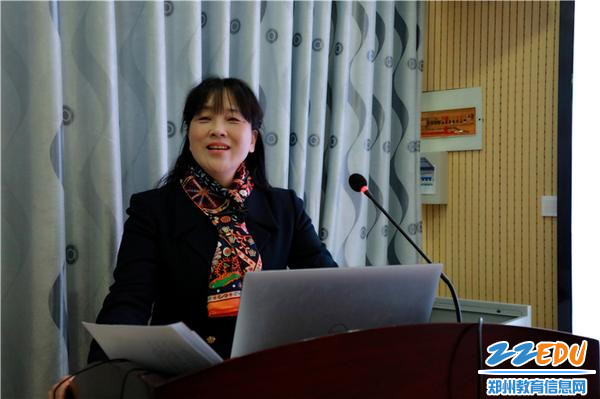3.郑州市教工幼儿园党支部书记、园长陈春做河南省教师发展学校工作汇报