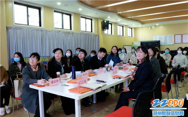 5.专家组认真听取汇报